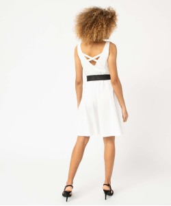 Robe femme avec col V et croisillons dans le dos